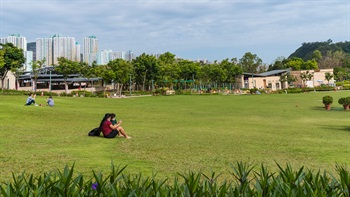 Jordan Valley Park is the largest park in Kwun Tong District, occupying an area of about 6.3 hectares. The park boasts extensive accessible central lawns stretching across 1 hectare and a variety of garden corners, a greenhouse, children playgrounds and even an outdoor radio-controlled model car racing circuit for both active and sedentary recreational activities suitable for all age groups.
